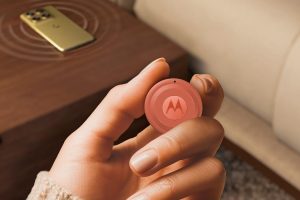 Motorola met en vente son alternative à l&rsquo;AirTag : le Moto Tag 2 ne tombe pas en panne de batterie et dispose d&rsquo;un bouton magique super utile